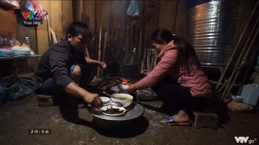 Bữa cơm của thầy Hò Văn Lợi và đồng nghiệp - giáo viên cắm bản thuộc Trường Trường PTDT bán trú Tiểu học Ngam La (xã Ngam La, huyện Yên Minh, Hà Giang). Ảnh chụp màn hình.