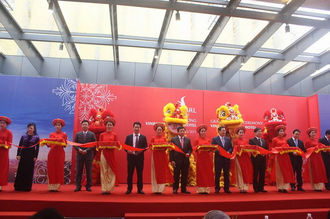 Phó Thủ tướng Vương Đình Huệ cùng lãnh đạo bộ, ngành, địa phương và nhà đầu tư cắt băng khai trương Vinpearl Hà Tĩnh Hotel