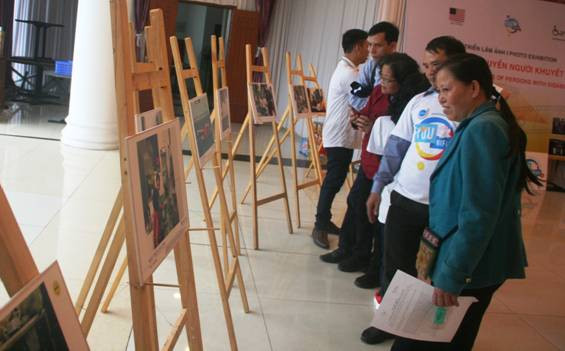 Triển lãm ảnh Lăng kính quyền NKT