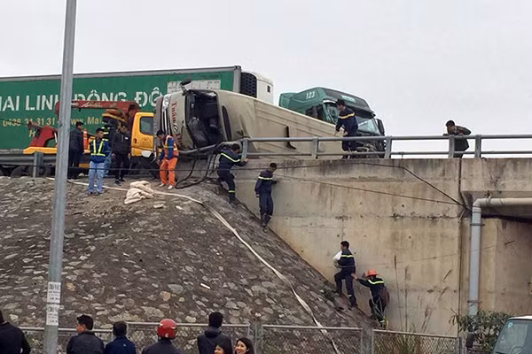 Hiện trường vụ tai nạn container tông xe khách lật nghiêng trên Cao tốc Nội Bài - Lào Cai. Ảnh: CAND.