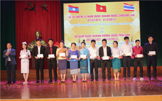 Trao học bổng cho lưu học sinh Lào, Thái Lan về thành tích suất sắc trong năm học 2016 – 2017