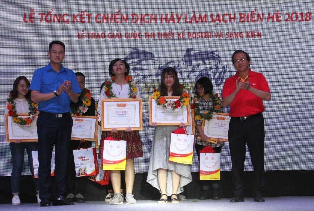 Anh Nguyễn Kim Quy, Ủy viên BCH Trung ương Đoàn, Phó Chủ tịch Hội LHTN Việt Nam và Ông Đỗ Xuân Quang, Phó Tổng giám đốc Vietjet trao 2 Giải Nhất cho 2 tác giả đạt giải Cuộc thi thiết kế poster.