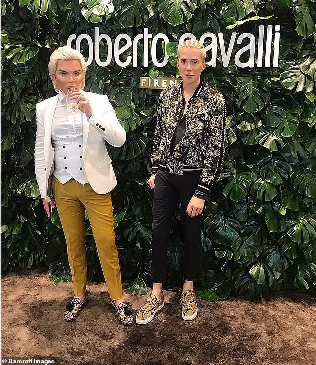  Oli tham dự một sự kiện cùng với “búp bê Ken” Rodrigo Alves - một nhân vật cũng “có tiếng” trong việc thực hiện hàng loạt ca phẫu thuật thẩm mỹ để giống búp bê Ken. Mặc dù không nhận được sự ủng hộ từ bạn bè và người thân, nhưng Oli vẫn kiên quyết làm những gì mình muốn: “Tôi muốn giống với thần tượng của mình, chắc chắn thế”. 