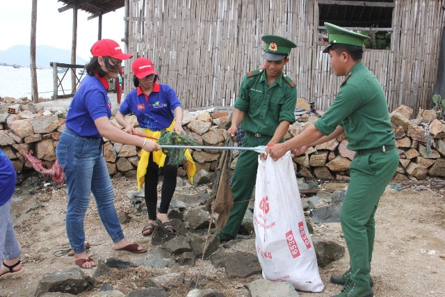 Đoàn viên, thanh niên tham gia dọn sạch rác tại Bờ biển khu phố Phước Lý, phường Xuân Yên, thị xã Sông Câu, tỉnh Phú Yên