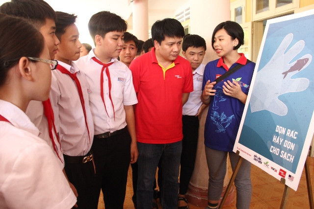 Các tác giả đạt giải cùng các bạn học sinh Trường THCS Hùng Vương TP Tuy Hòa, tỉnh Phú Yên đang cùng trao đổi về kiến thức bảo vệ môi trường biển.