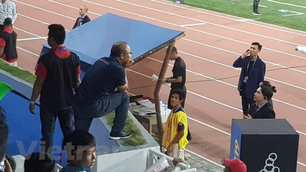 Ông Park lên khán đài sau khi phải nhận thẻ đỏ. Ông Park lên khán đài sau khi phải nhận thẻ đỏ.