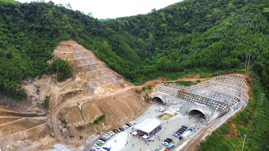 Khi hầm 2 được đào thông, việc vận chuyển vật tư, vật liệu và thiết bị vào thi công phía Bắc hầm 3 và phía Nam hầm 2 chỉ còn khoảng 700m (thay vì đi đường đèo cũ là 3.600m).