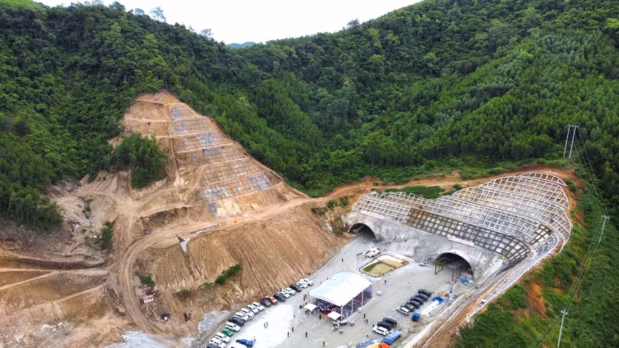 Khi hầm 2 được đào thông, việc vận chuyển vật tư, vật liệu và thiết bị vào thi công phía Bắc hầm 3 và phía Nam hầm 2 chỉ còn khoảng 700m (thay vì đi đường đèo cũ là 3.600m).