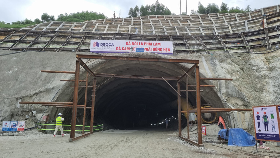 Tập đoàn Đèo Cả đại diện liên danh nhà thầu ký cam kết đến 31/12/2023 sẽ đào thông hầm 2. Với mốc này, thời gian thông hầm 2 được rút ngắn 4 tháng so với kế hoạch ban đầu.
