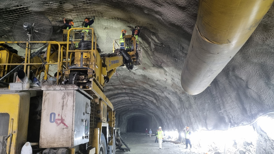 Toàn dự án đã huy động gần 2.450 nhân sự và 970 thiết bị đến công trường, triển khai 39/43 mũi thi công, các kỹ sư, công nhân thay ca nhau làm việc liên tục không nghỉ.