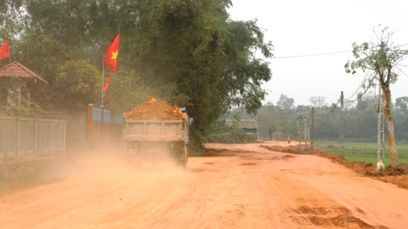 Xe chở ngang nhiên không bưng bạt, gây ô nhiễm môi trường Xe chở ngang nhiên không bưng bạt, gây ô nhiễm môi trường