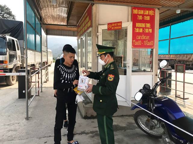 Được phát khẩu trang miễn phí