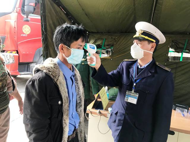 Người dân được đo thân nhiệt đầy đủ