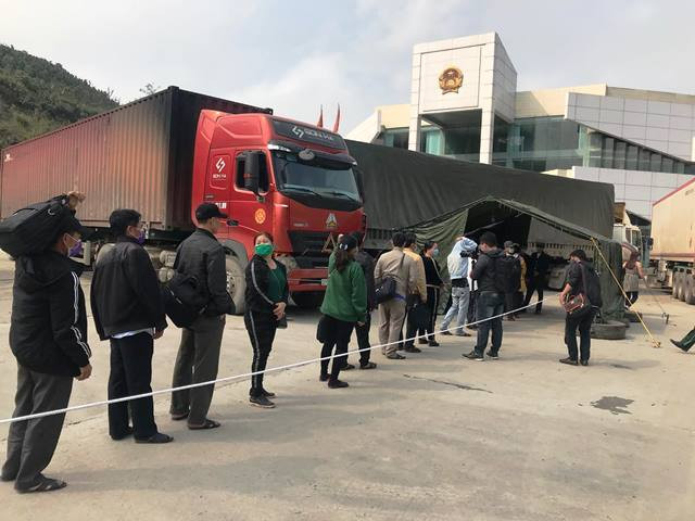 Đi theo khu vực phân luồng để kiểm tra, đo thân nhiệt.