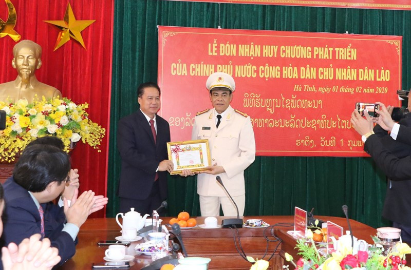 Trao bằng khen của Bí thư - Tỉnh trưởng tỉnh Bô-ly-khăm-xây cho Đại tá Võ Trọng Hải - Giám đốc Công an tỉnh Hà Tĩnh. Trao bằng khen của Bí thư - Tỉnh trưởng tỉnh Bô-ly-khăm-xây cho Đại tá Võ Trọng Hải - Giám đốc Công an tỉnh Hà Tĩnh.