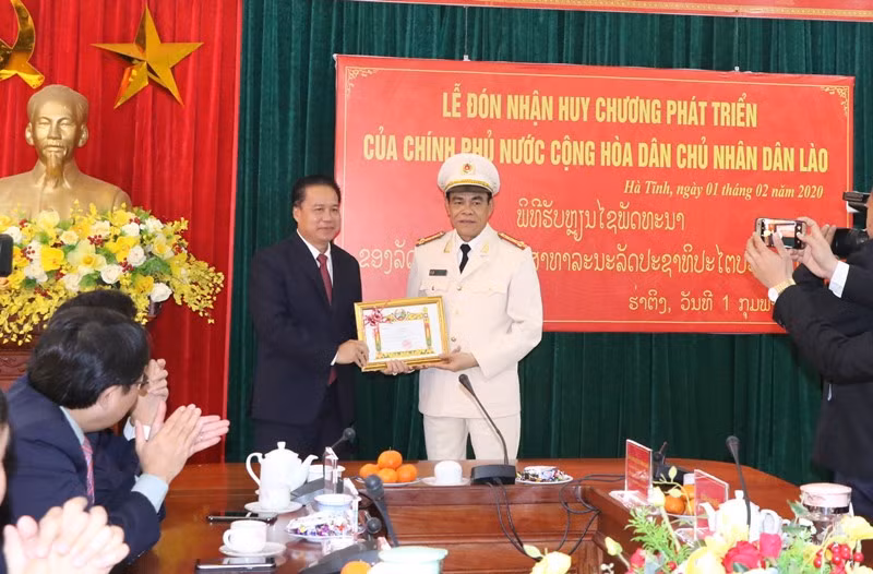 Trao bằng khen của Bí thư - Tỉnh trưởng tỉnh Bô-ly-khăm-xây cho Đại tá Võ Trọng Hải - Giám đốc Công an tỉnh Hà Tĩnh.