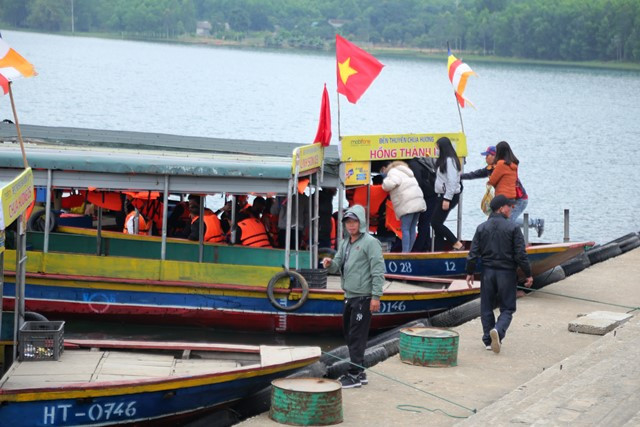 Lượng khách lên chùa Hương Tích giảm hẳn.