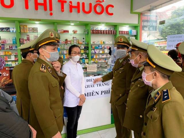 Hà Tĩnh: Nhiều đơn vị phát miễn phí hàng chục ngàn chiếc khẩu trang cho người dân