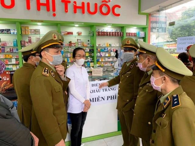 Hà Tĩnh: Nhiều đơn vị phát miễn phí hàng chục ngàn chiếc khẩu trang cho người dân