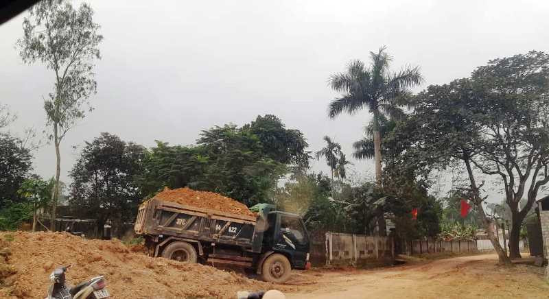 Mỗi ngày có hàng chục xe chạy ra vào điểm lấy đất. Mỗi ngày có hàng chục xe chạy ra vào điểm lấy đất.