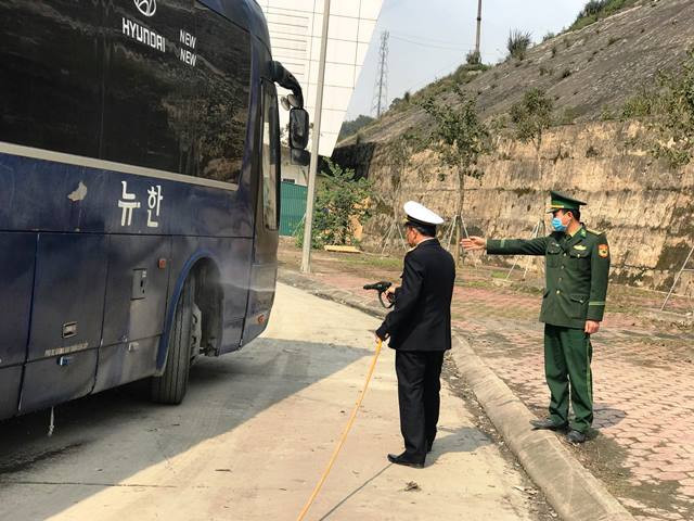 Phun thuốc khử độc các phương tiện