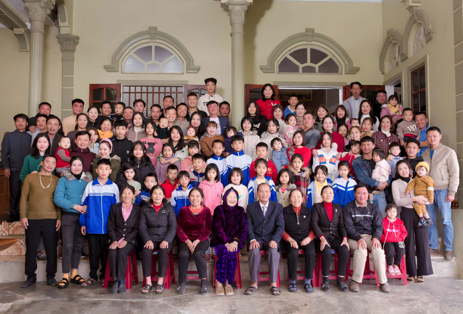 Đại gia đình con, cháu, chắt của cụ Hồ Thị Yên. Đại gia đình con, cháu, chắt của cụ Hồ Thị Yên.