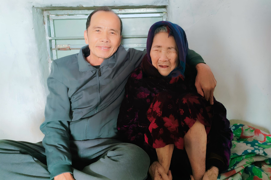 Cụ Hồ Thị Yên bên cạnh người con trai Nguyễn Đình Ngự. Cụ Hồ Thị Yên bên cạnh người con trai Nguyễn Đình Ngự.