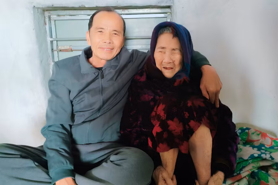 Cụ Hồ Thị Yên bên cạnh người con trai Nguyễn Đình Ngự.