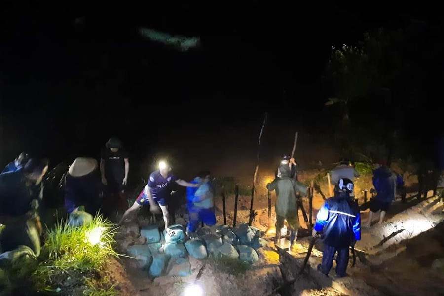 Lực lượng chức năng cùng người dân xã Quỳnh Tam gia cố đoạn đập bị vỡ hơn 10m Lực lượng chức năng cùng người dân xã Quỳnh Tam gia cố đoạn đập bị vỡ hơn 10m