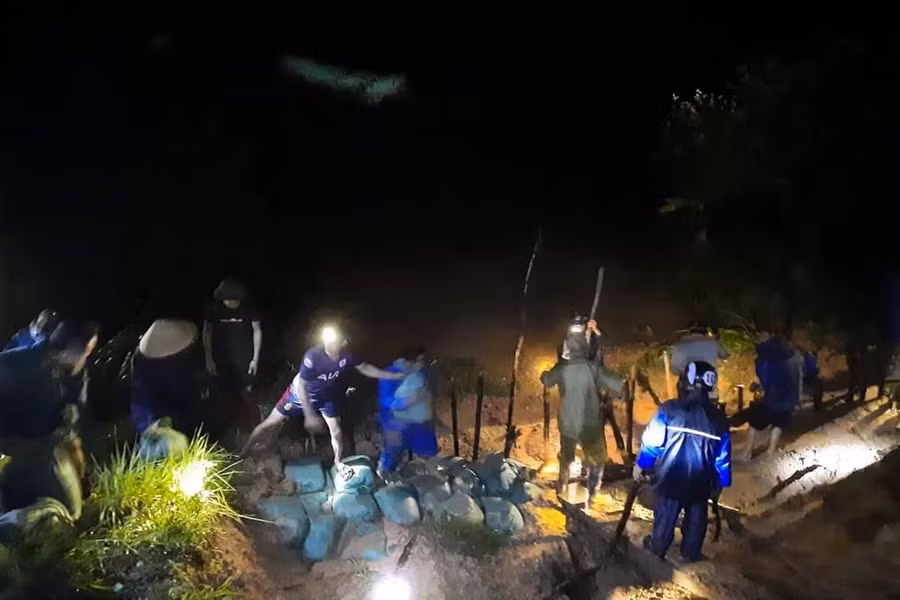 Lực lượng chức năng cùng người dân xã Quỳnh Tam gia cố đoạn đập bị vỡ hơn 10m Lực lượng chức năng cùng người dân xã Quỳnh Tam gia cố đoạn đập bị vỡ hơn 10m