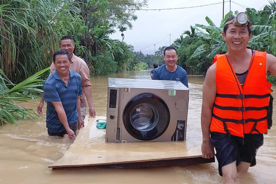 Người dân di chuyển tài sản đến nơi an toàn. Người dân di chuyển tài sản đến nơi an toàn.