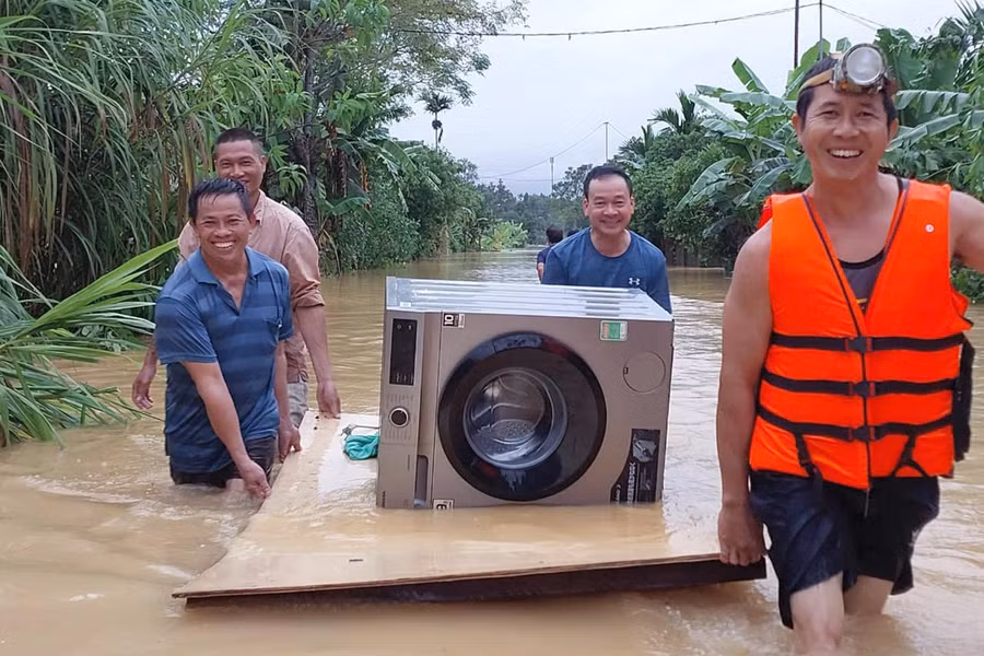 Người dân di chuyển tài sản đến nơi an toàn.