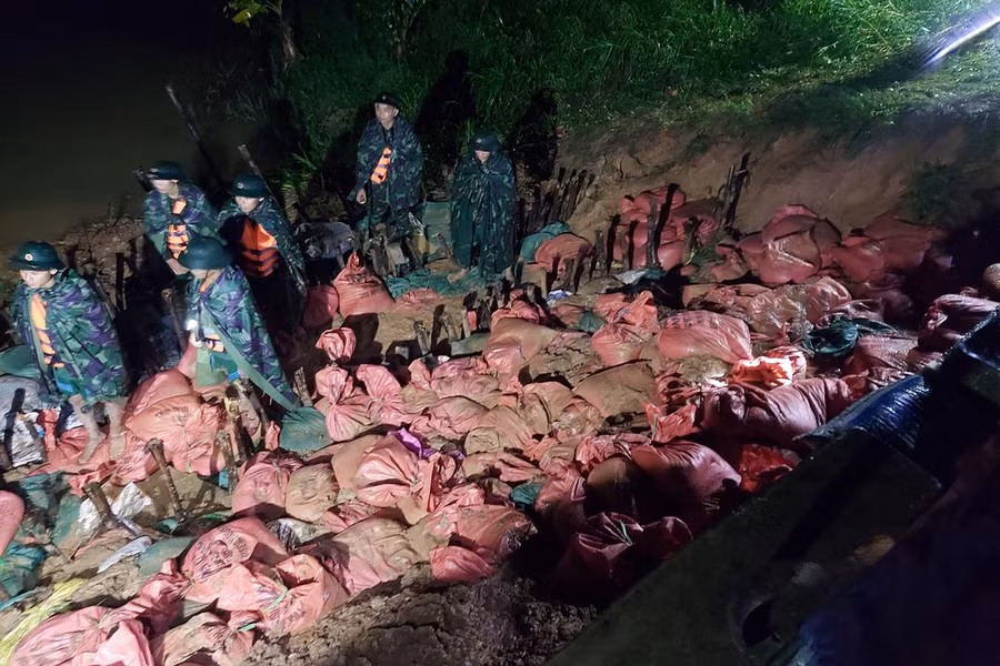 Nhờ phát hiện và xử lý kịp thời, đập Hốc Cối với dung tích 400.000m3 nước không bị vỡ. Nhờ phát hiện và xử lý kịp thời, đập Hốc Cối với dung tích 400.000m3 nước không bị vỡ.