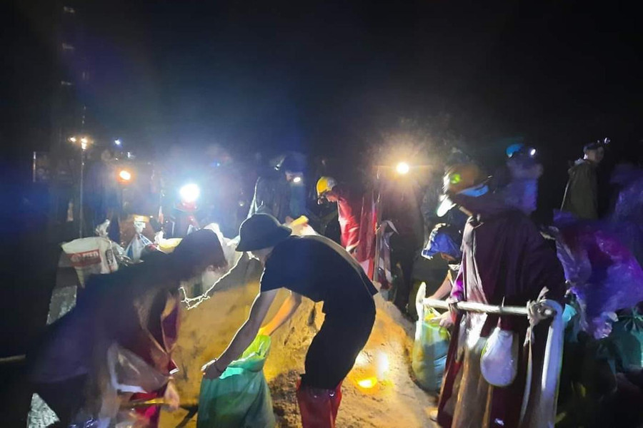 Hơn 1.000 bao cát được người dân đắp gia cố bờ đập Hơn 1.000 bao cát được người dân đắp gia cố bờ đập