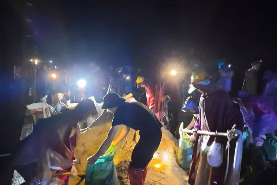 Hơn 1.000 bao cát được người dân đắp gia cố bờ đập Hơn 1.000 bao cát được người dân đắp gia cố bờ đập