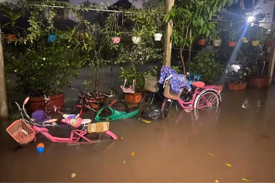 Hàng trăm hộ dân tại xã Quỳnh Tam bị ngập nặng từ 20-50cm Hàng trăm hộ dân tại xã Quỳnh Tam bị ngập nặng từ 20-50cm