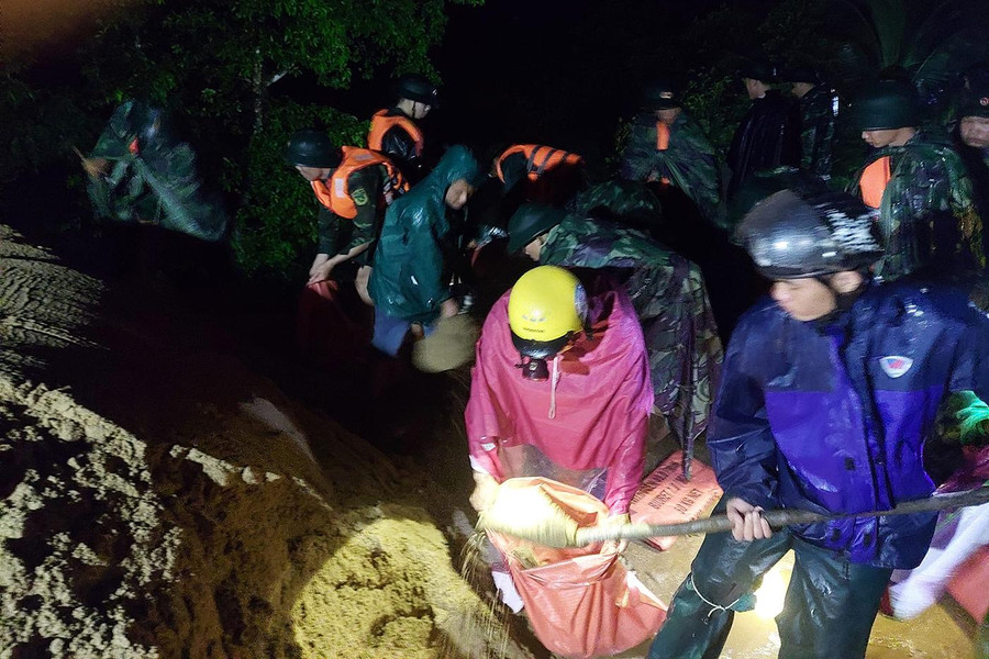 Lực lượng chức năng cùng người dân hộ đê từ 11h tối qua đến 2h sáng nay mới hoàn thành. Lực lượng chức năng cùng người dân hộ đê từ 11h tối qua đến 2h sáng nay mới hoàn thành.