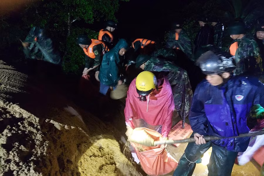 Lực lượng chức năng cùng người dân hộ đê từ 11h tối qua đến 2h sáng nay mới hoàn thành. Lực lượng chức năng cùng người dân hộ đê từ 11h tối qua đến 2h sáng nay mới hoàn thành.