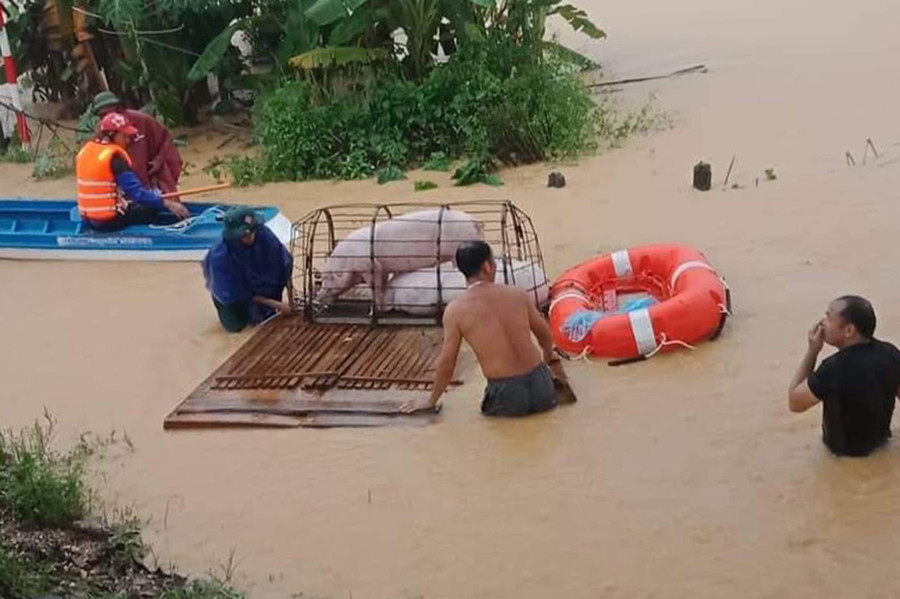 Lực lượng chức năng hỗ trợ người dân di dời tài sản. Lực lượng chức năng hỗ trợ người dân di dời tài sản.