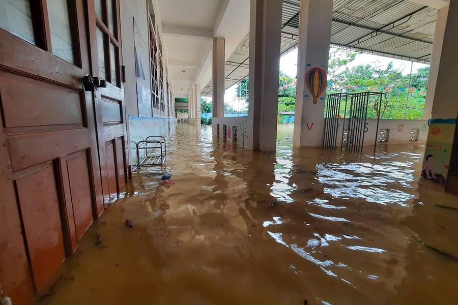 Nước tràn vào trường học khiến học sinh phải nghỉ học. Nước tràn vào trường học khiến học sinh phải nghỉ học.