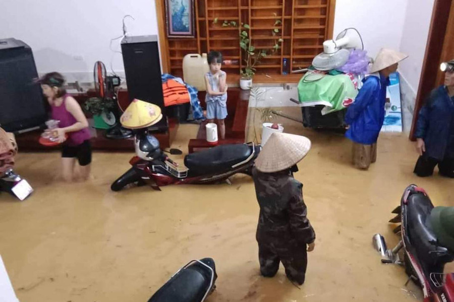 Nước ngập vào nhà dân ở thị trấn Thanh Chương Nước ngập vào nhà dân ở thị trấn Thanh Chương