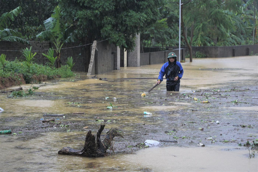Do mưa to kéo dài, nhiều địa phương bị ngập úng và chia cắt. Do mưa to kéo dài, nhiều địa phương bị ngập úng và chia cắt.