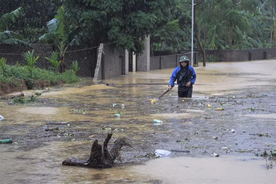 Do mưa to kéo dài, nhiều địa phương bị ngập úng và chia cắt.