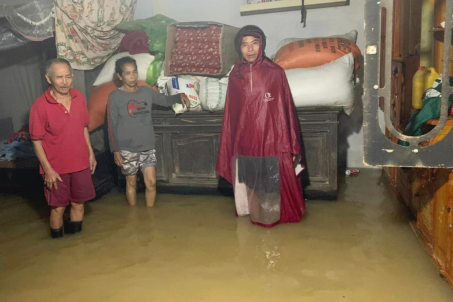 Mưa lớn khiến nhiều nhà dân ở xã Xuân Thành, huyện Yên Thành bị ngập nặng. Mưa lớn khiến nhiều nhà dân ở xã Xuân Thành, huyện Yên Thành bị ngập nặng.