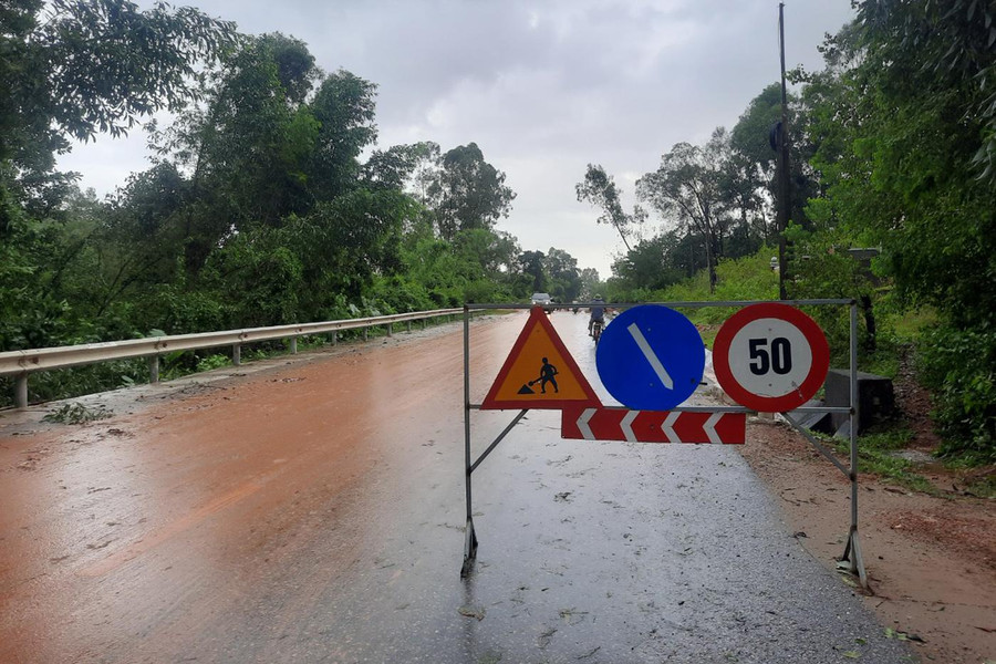 Lực lượng chức năng cắm biển cảnh báo trên Quốc lộ 46B. Lực lượng chức năng cắm biển cảnh báo trên Quốc lộ 46B.