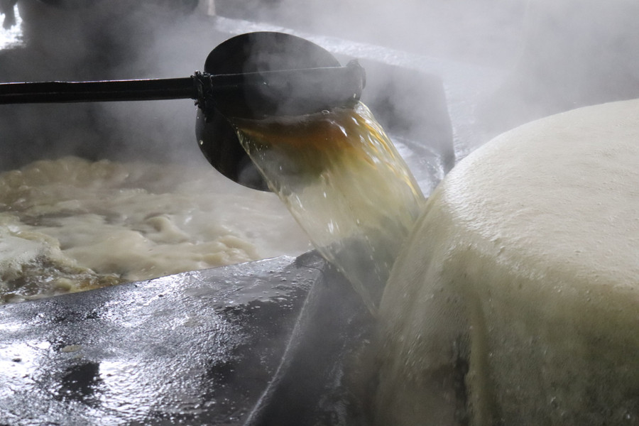 Quá trình nấu mật kéo dài khoảng 3 - 4 tiếng, Công đoạn keo mật là công phu, mất thời gian và phức tạp nhất. Người nấu phải đảo liên tục và đều tay, khi mật sôi, nếu không kịp vớt váng bọt, làm mật bị trào thì sẽ có màu đen và kém thơm ngon. Khi nước mía chuyển qua sền sệt và có màu nâu vàng, công việc nấu mật mới hoàn thành. Quá trình nấu mật kéo dài khoảng 3 - 4 tiếng, Công đoạn keo mật là công phu, mất thời gian và phức tạp nhất. Người nấu phải đảo liên tục và đều tay, khi mật sôi, nếu không kịp vớt váng bọt, làm mật bị trào thì sẽ có màu đen và kém thơm ngon. Khi nước mía chuyển qua sền sệt và có màu nâu vàng, công việc nấu mật mới hoàn thành.