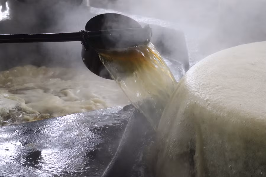 Quá trình nấu mật kéo dài khoảng 3 - 4 tiếng, Công đoạn keo mật là công phu, mất thời gian và phức tạp nhất. Người nấu phải đảo liên tục và đều tay, khi mật sôi, nếu không kịp vớt váng bọt, làm mật bị trào thì sẽ có màu đen và kém thơm ngon. Khi nước mía chuyển qua sền sệt và có màu nâu vàng, công việc nấu mật mới hoàn thành. Quá trình nấu mật kéo dài khoảng 3 - 4 tiếng, Công đoạn keo mật là công phu, mất thời gian và phức tạp nhất. Người nấu phải đảo liên tục và đều tay, khi mật sôi, nếu không kịp vớt váng bọt, làm mật bị trào thì sẽ có màu đen và kém thơm ngon. Khi nước mía chuyển qua sền sệt và có màu nâu vàng, công việc nấu mật mới hoàn thành.