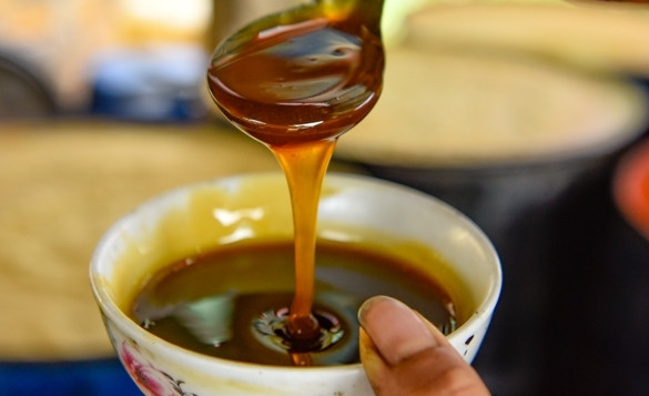 Mật mía ngon phải đảm bảo các tiêu chí sánh mịn, lên màu nâu sẫm như cánh gián, mùi thơm nhẹ và vị ngọt dịu khi ăn. Mật mía ngon phải đảm bảo các tiêu chí sánh mịn, lên màu nâu sẫm như cánh gián, mùi thơm nhẹ và vị ngọt dịu khi ăn.