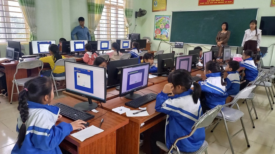Một tiết học môn Tin học tại trường Tiểu học Văn Yên, Đại Từ.