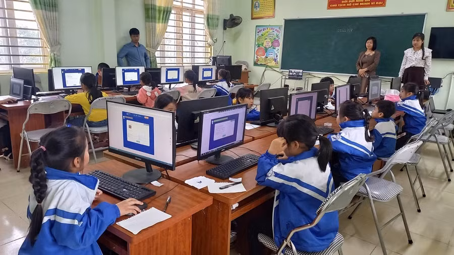 Một tiết học môn Tin học tại trường Tiểu học Văn Yên, Đại Từ.